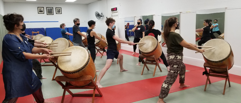 Participants practice the proper "naname" playing technique.