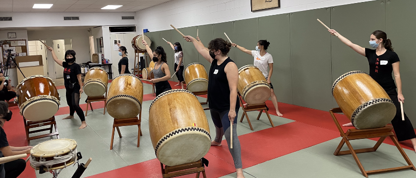 Participants practice the proper "naname" playing technique.