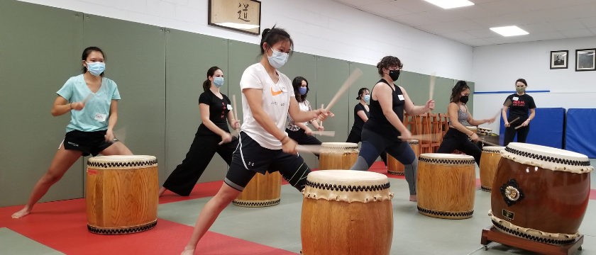 Participants learn to play the taiko in "beta" style.